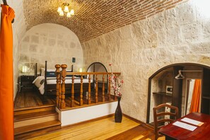 Studio Suite | Minibar, in-room safe, desk, soundproofing