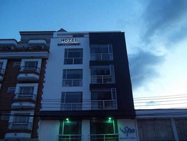 A hotel building with a sign that reads "HOTEL BOOTÁ EXPOCOMFORT". - Hotel Bogotá Expocomfort (Bogotá)