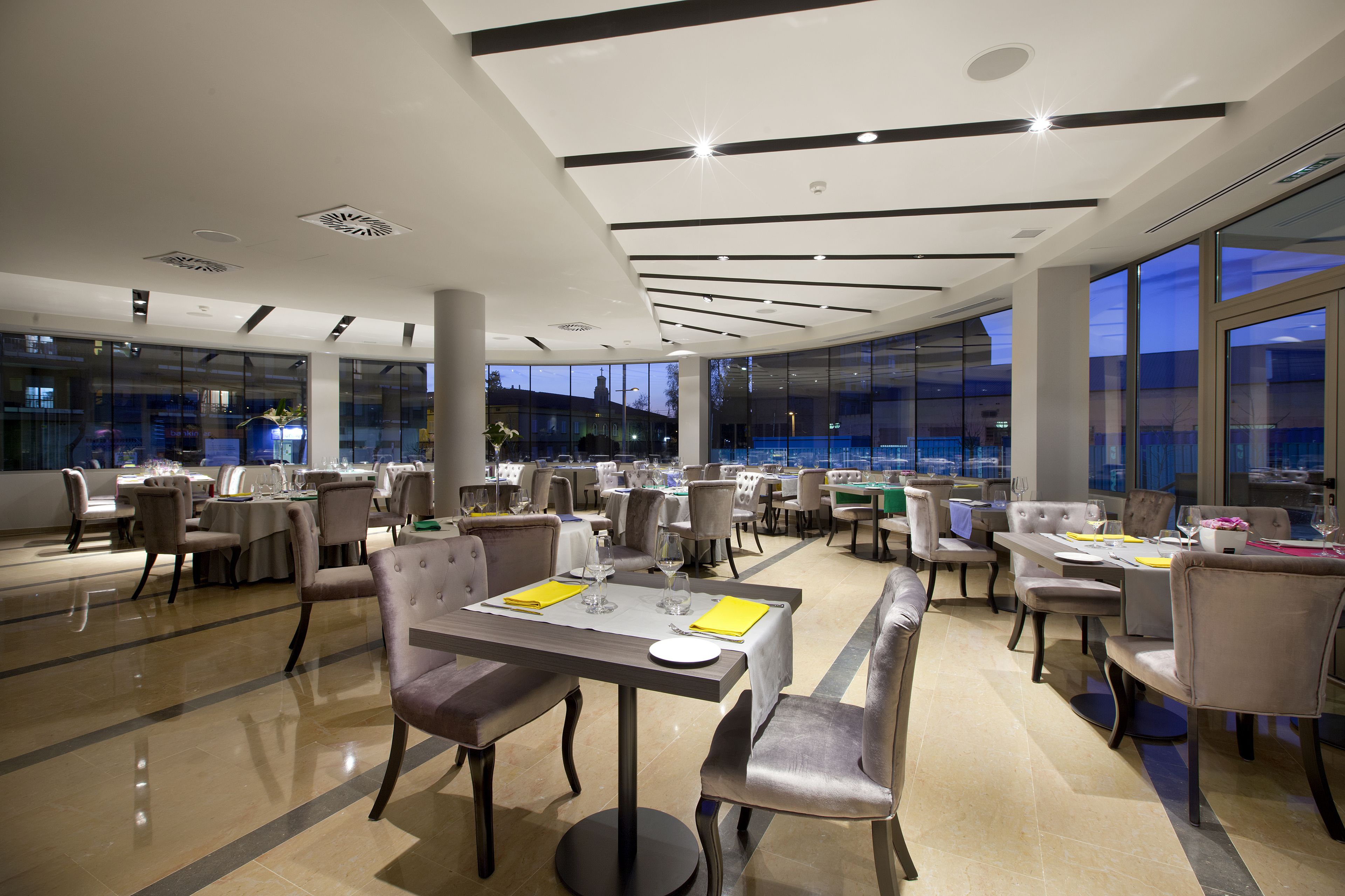 2 restaurantes; se sirven desayunos 