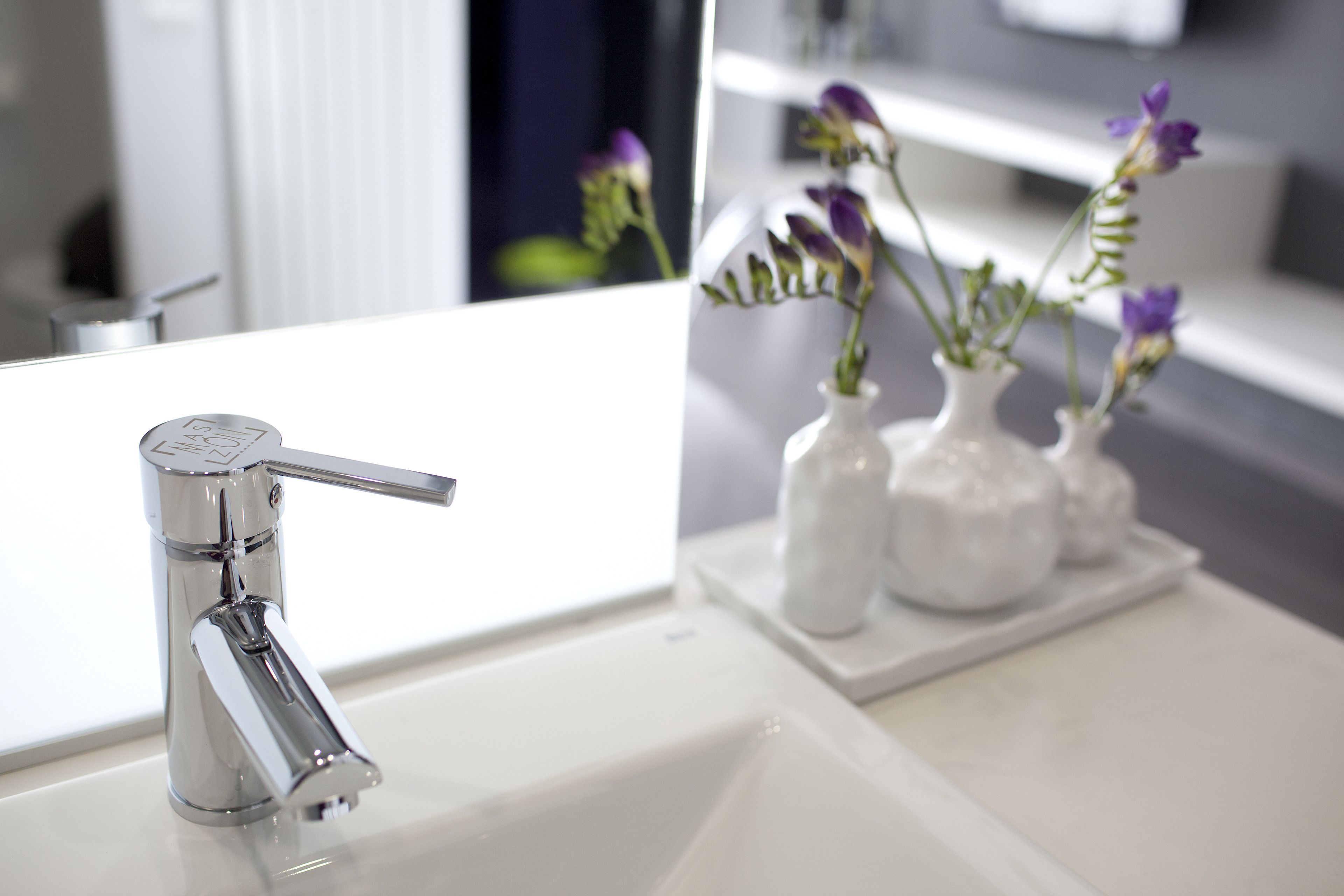 combined shower/bathtub, free toiletries, towels