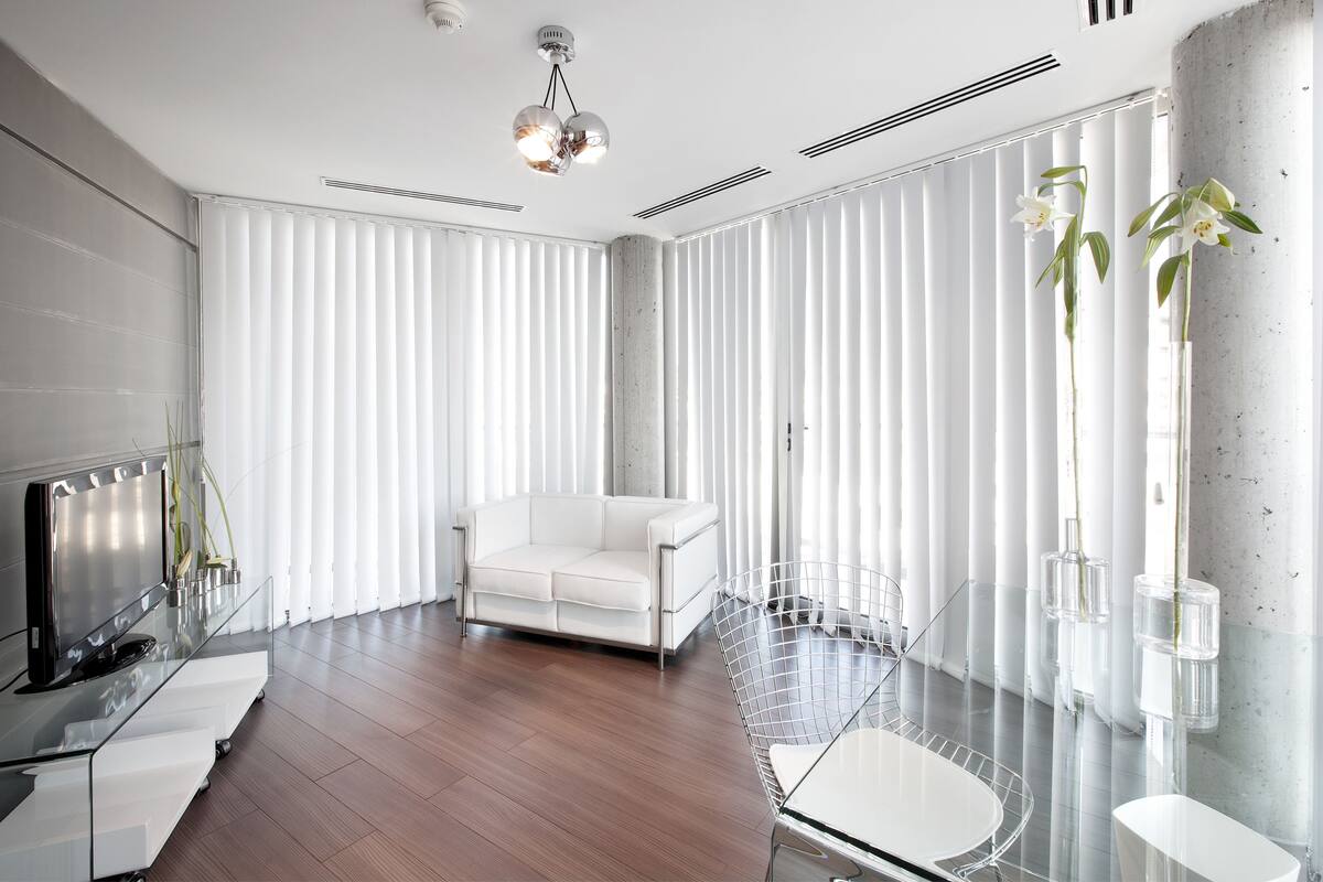 suite | living area | flat-screen tv