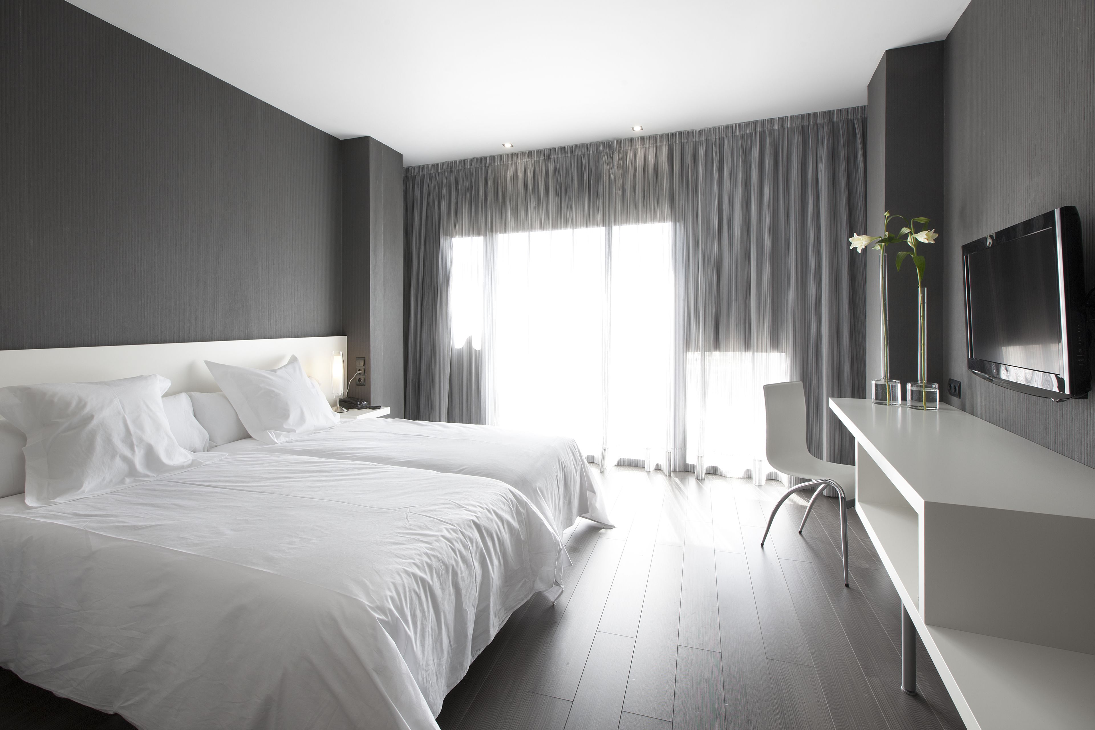 Habitación doble estándar | Edredón, escritorio, insonorización y cunas 