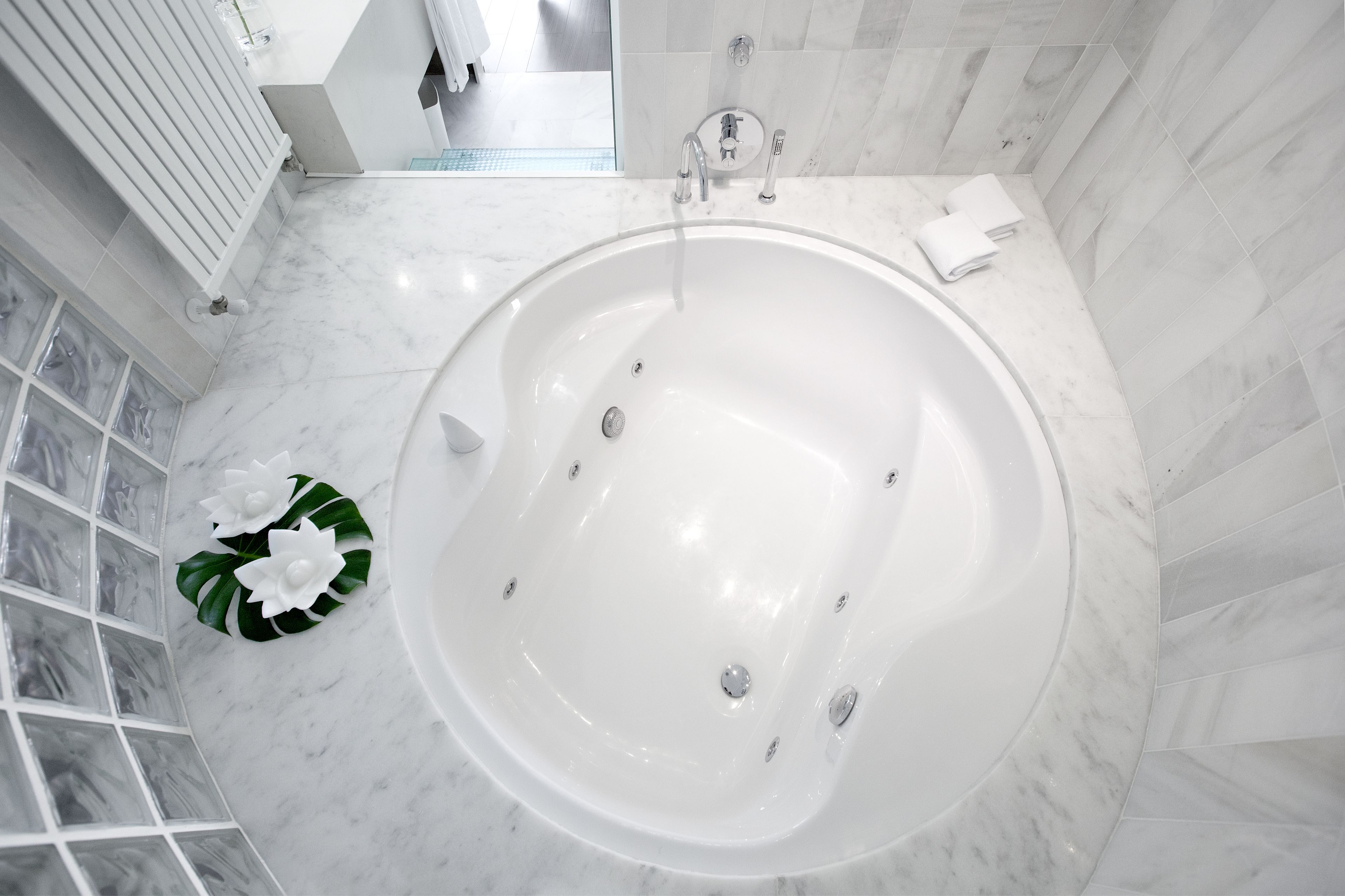 suite | deep-soaking bathtub