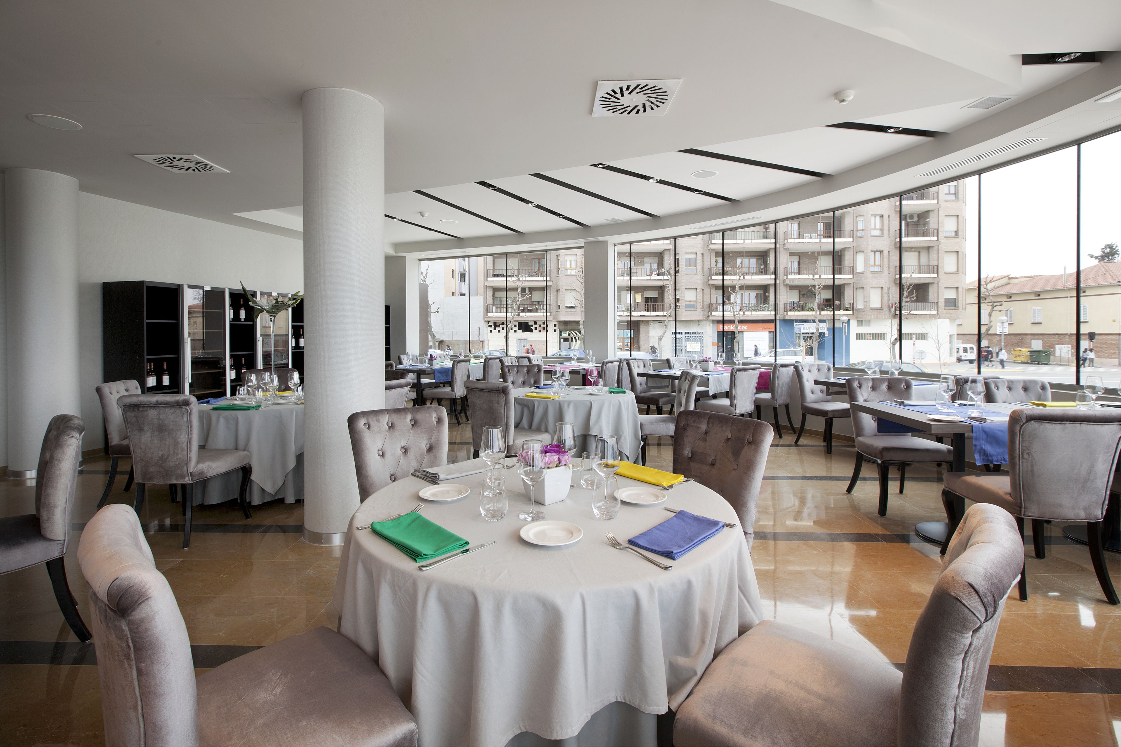 2 restaurants, breakfast served