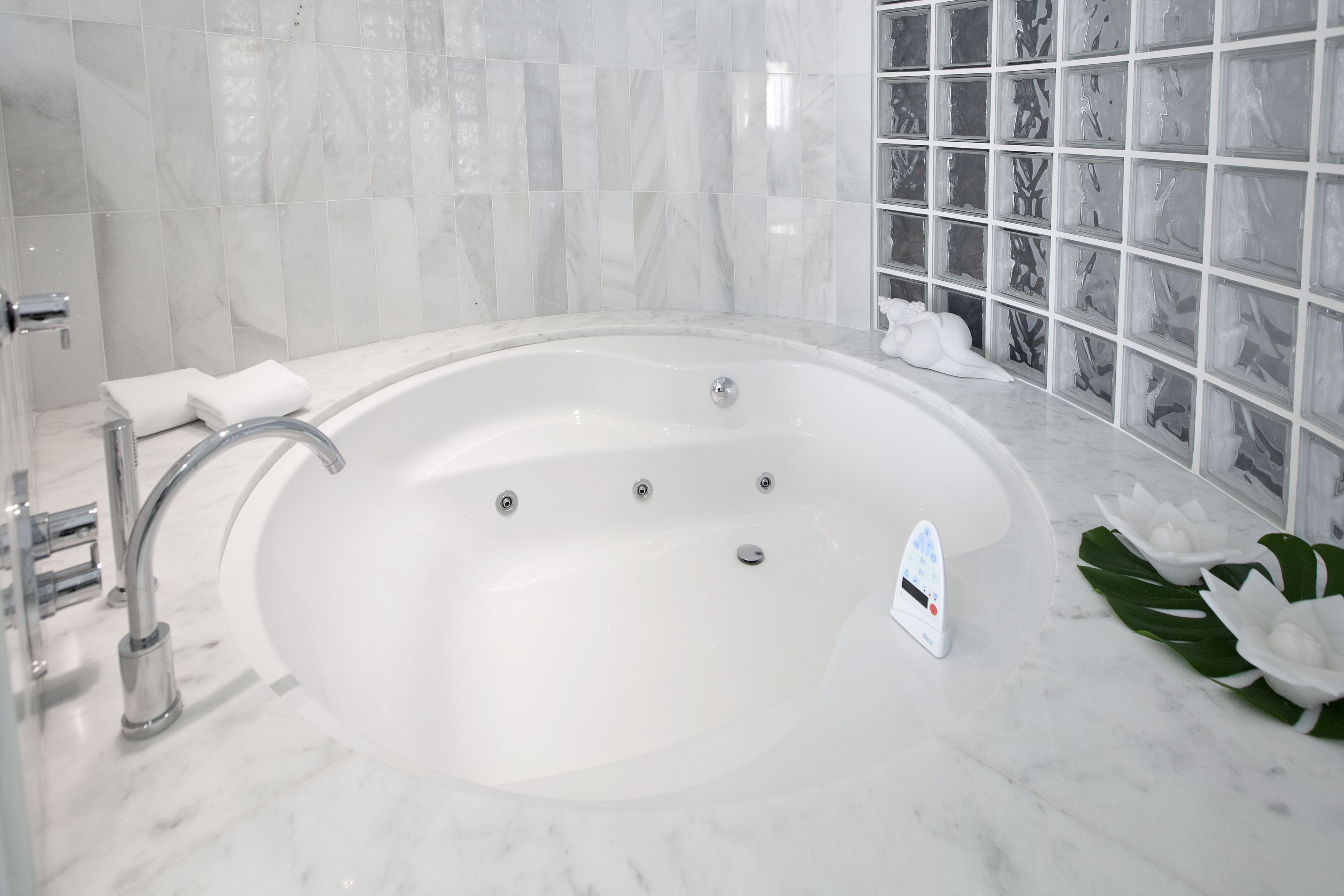 suite | deep-soaking bathtub