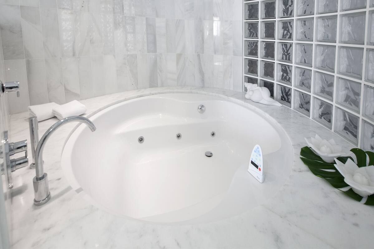 suite | deep-soaking bathtub