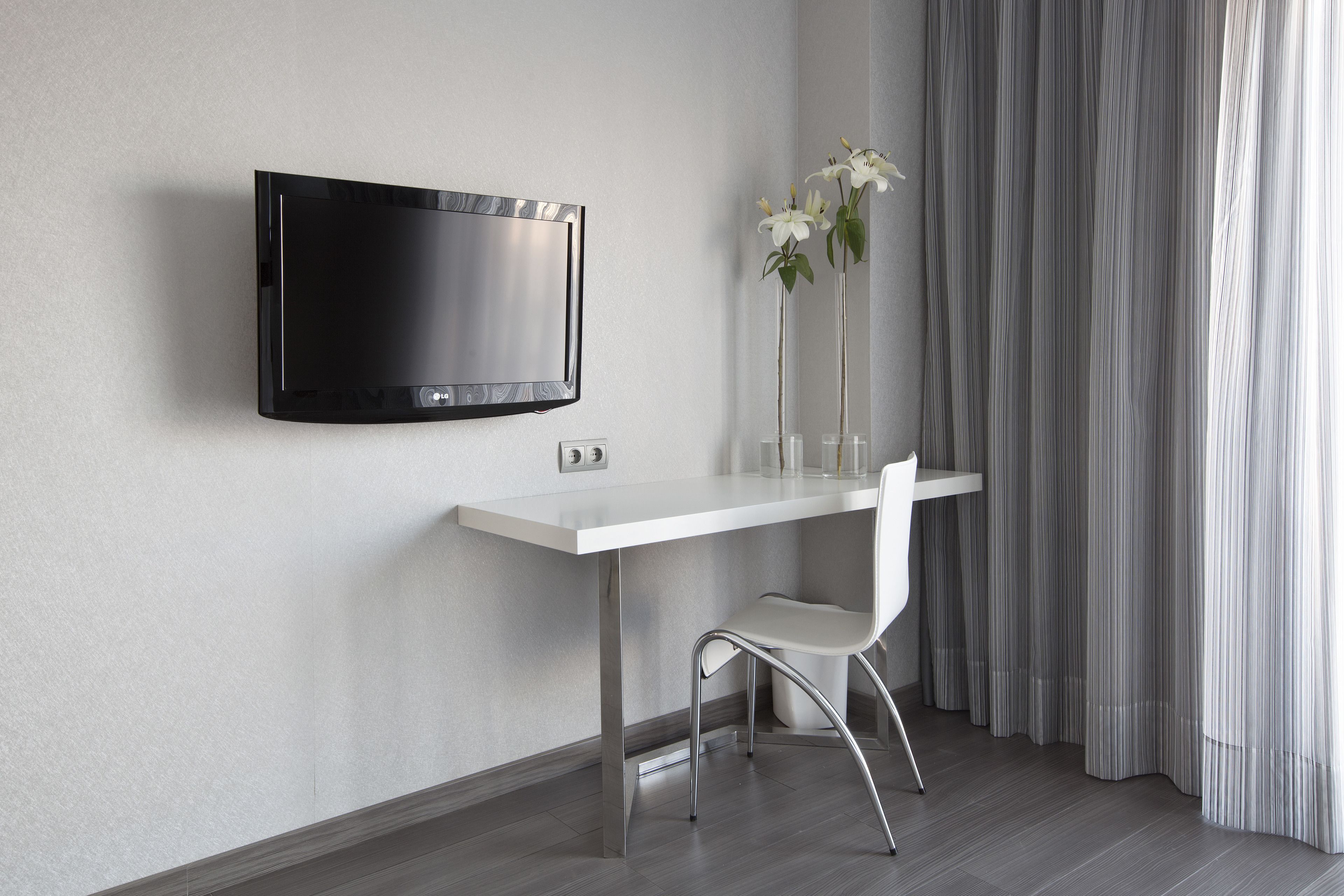 2 bedrooms, down duvets, desk, soundproofing