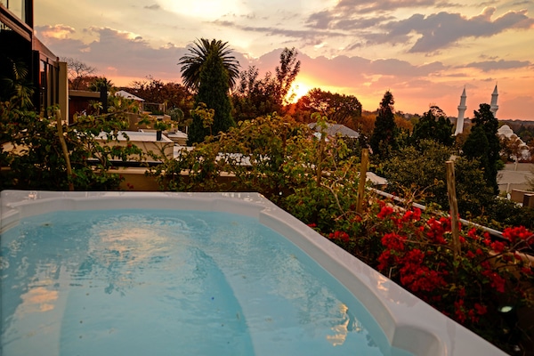 Couples treatment room(s), sauna, hot tub, steam room, body treatments