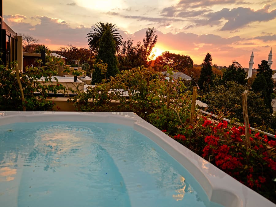 Couples treatment rooms, sauna, hot tub, steam room, body treatments