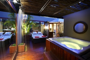 Jetted bathtub
