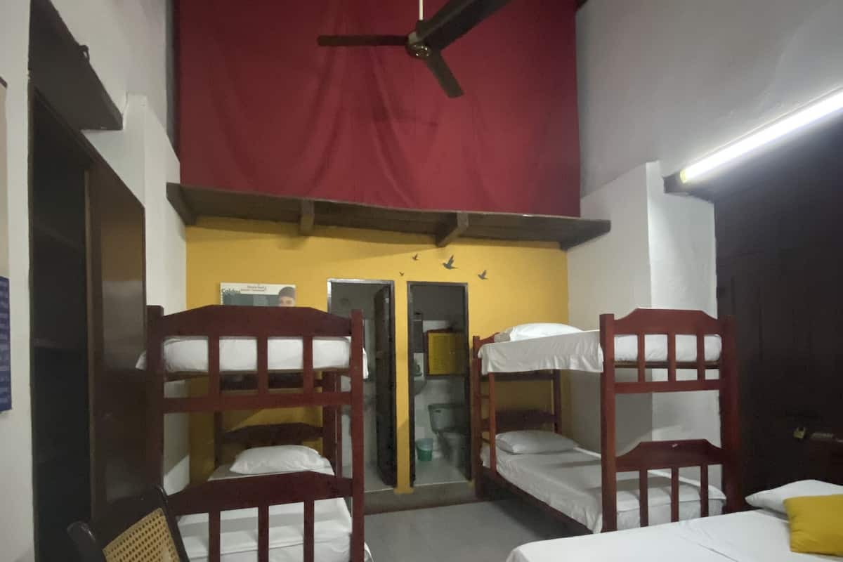 Quarto família | Cofres nos quartos, escrivaninha, ferros/tábuas de passar roupa