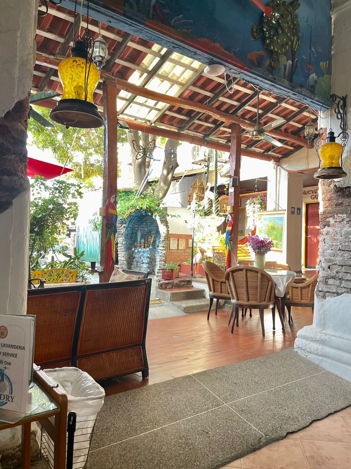 32-英寸LED 电视（配备有线频道）