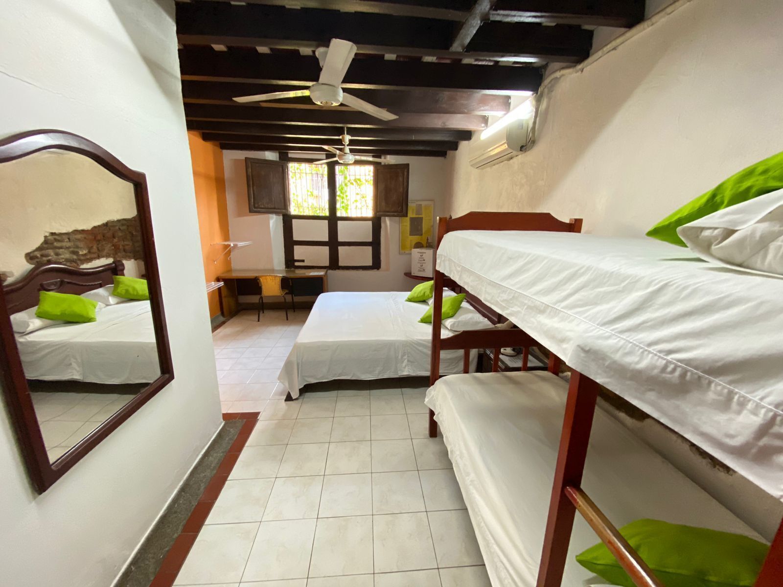 خزنة داخل الغرفة ومكتب ومكواة/لوح كي وواي فاي مجانًا