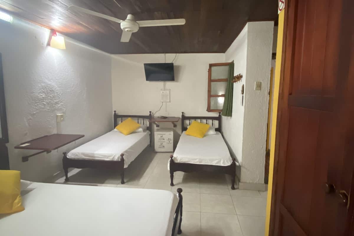 Quarto família | Cofres nos quartos, escrivaninha, ferros/tábuas de passar roupa