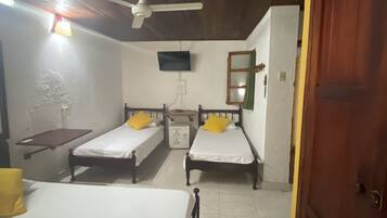 Habitación familiar | Caja de seguridad en la habitación y escritorio