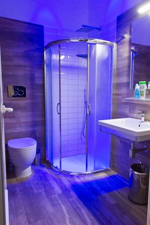 Comfort Double or Twin Room, 2 Twin Beds, Shared Bathroom | Bathroom | Shower, hair dryer, towels - Youth Station Hostel (Rome)