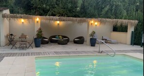 Seasonal outdoor pool, open 7:30 AM to 9:00 PM, pool umbrellas - Résidence Les Sources (St.-Rémy-de-Provence)
