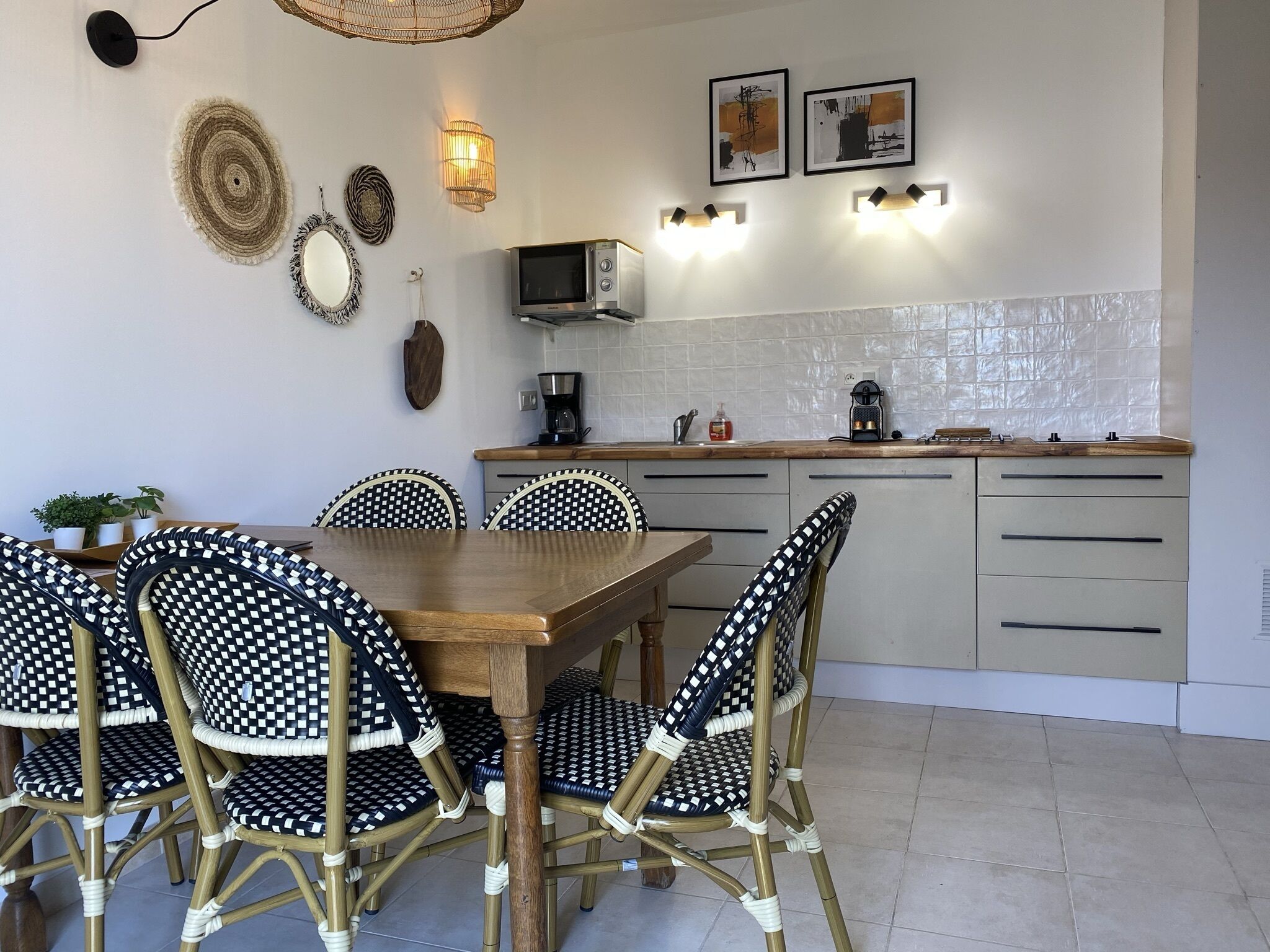 deluxe apartment, 2 bedrooms (4 persons) | in-room dining