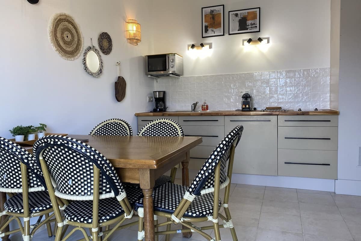 deluxe apartment, 2 bedrooms (4 persons) | in-room dining