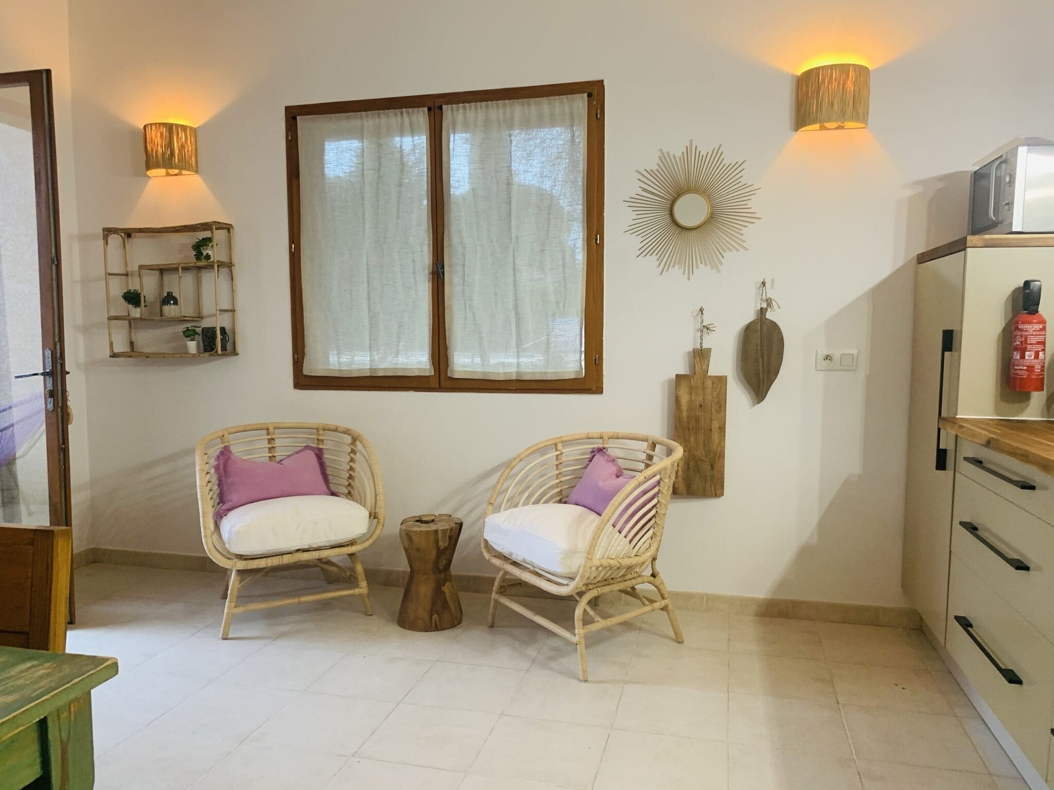 deluxe suite | living area | 32-inch flat-screen tv with satellite channels, tv