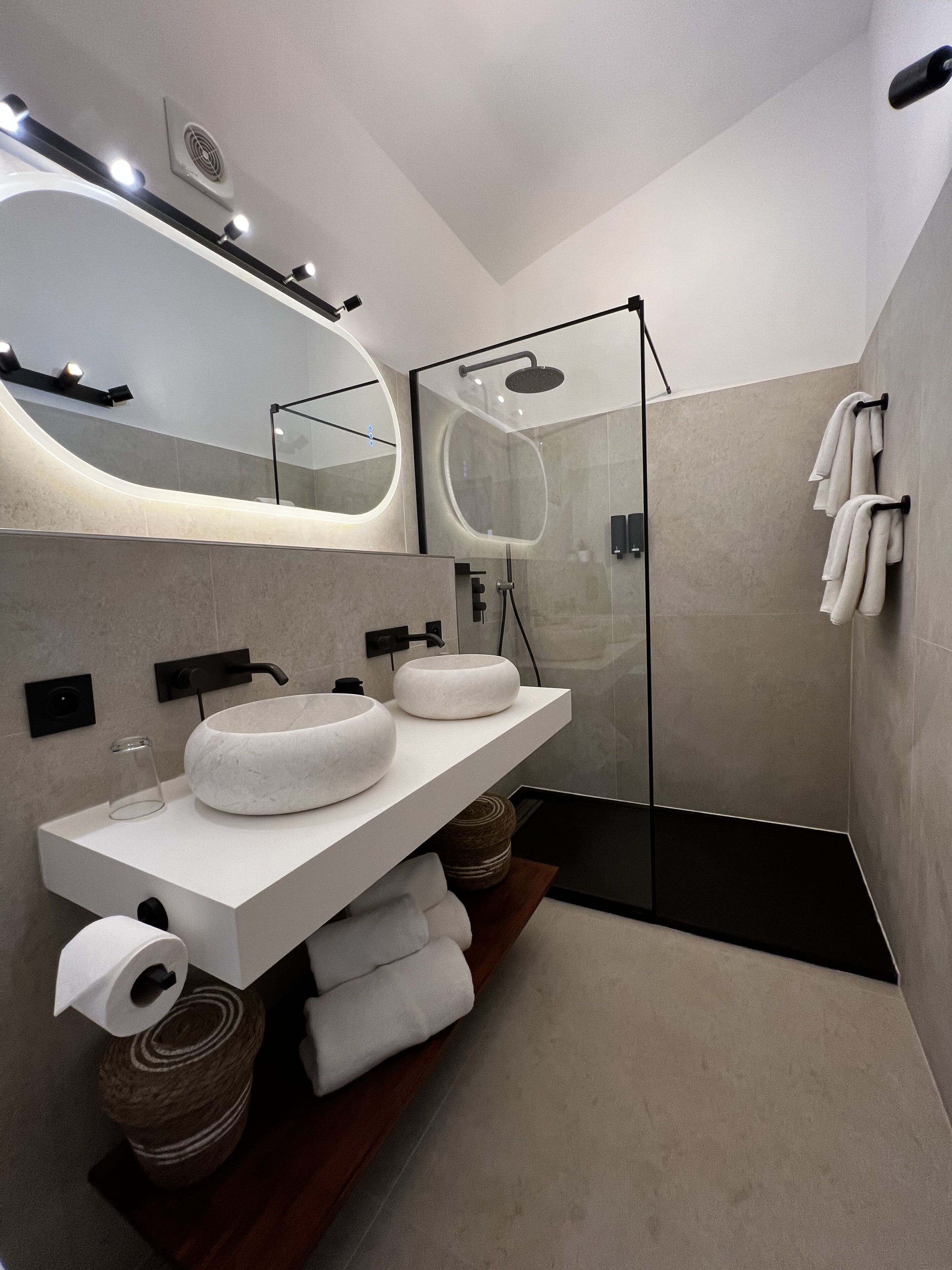 deluxe suite | bathroom | free toiletries, hair dryer, towels