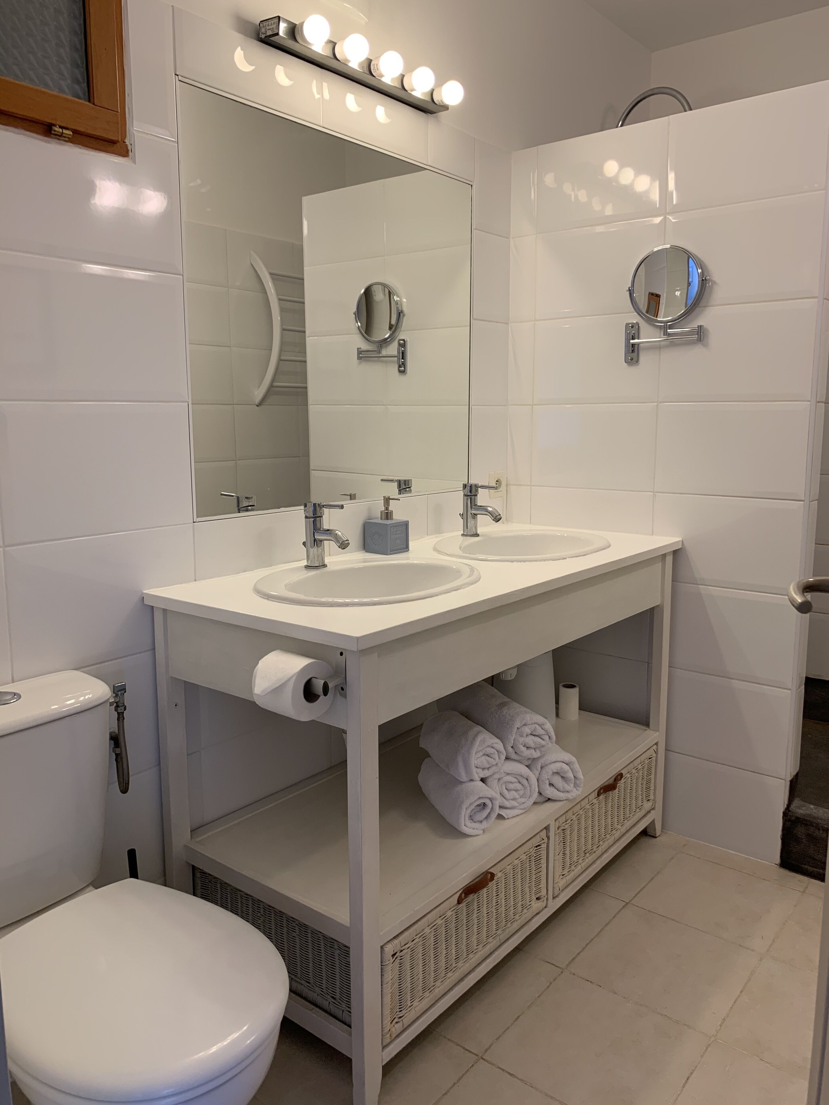 deluxe apartment, 2 bedrooms (4 persons) | bathroom | free toiletries, hair dryer, towels