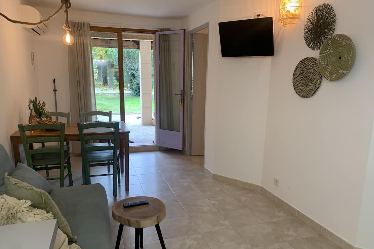 Comfort Apartment (3 persons) | 2 bilik tidur, gebar bulu kapas, dihias secara berasingan, meja