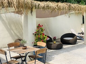 Una piscina al aire libre de temporada, sombrillas