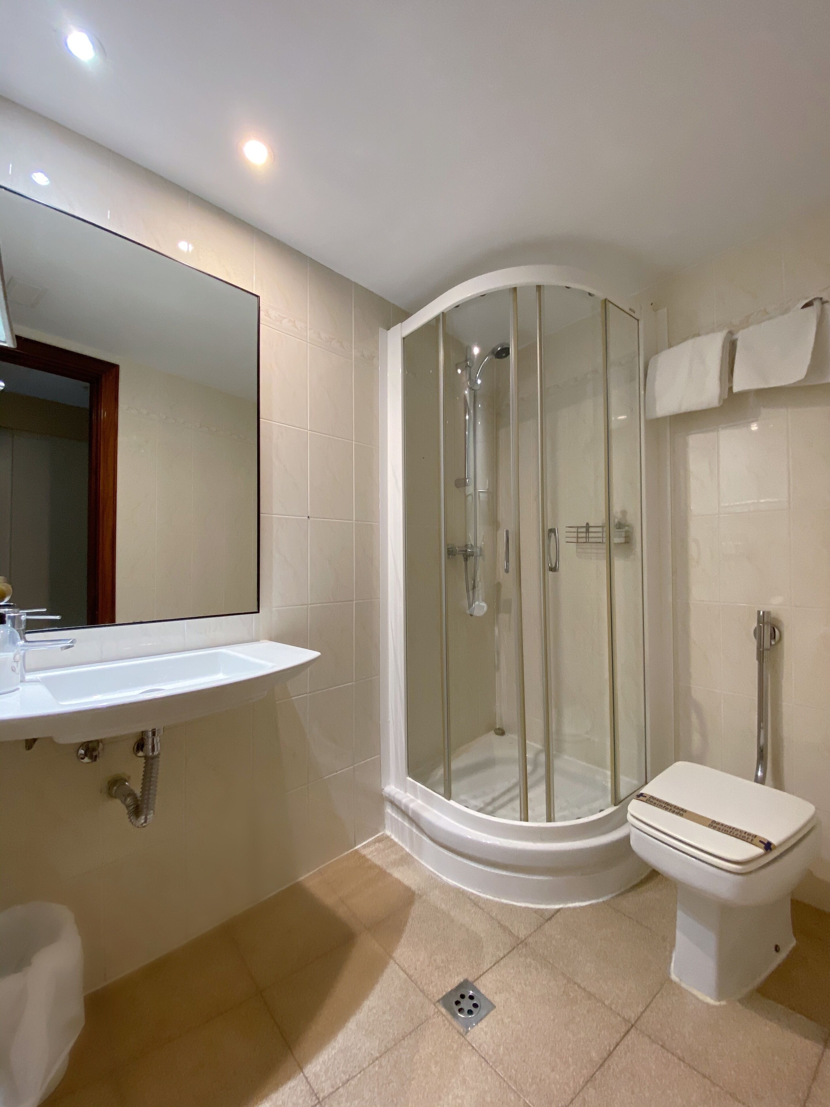 standard single room | bathroom | bathtub, free toiletries, hair dryer, towels