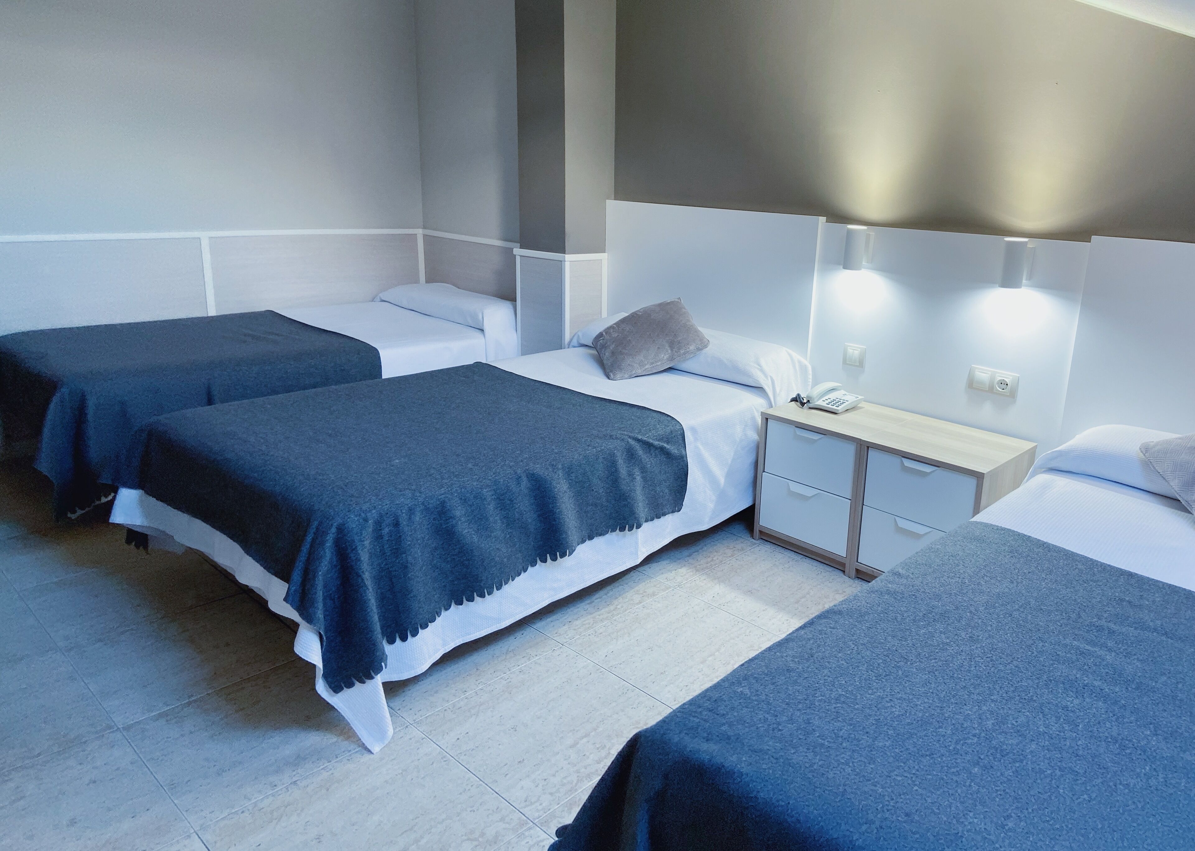 standard triple room | 1 bedroom, pillow-top beds, desk, soundproofing