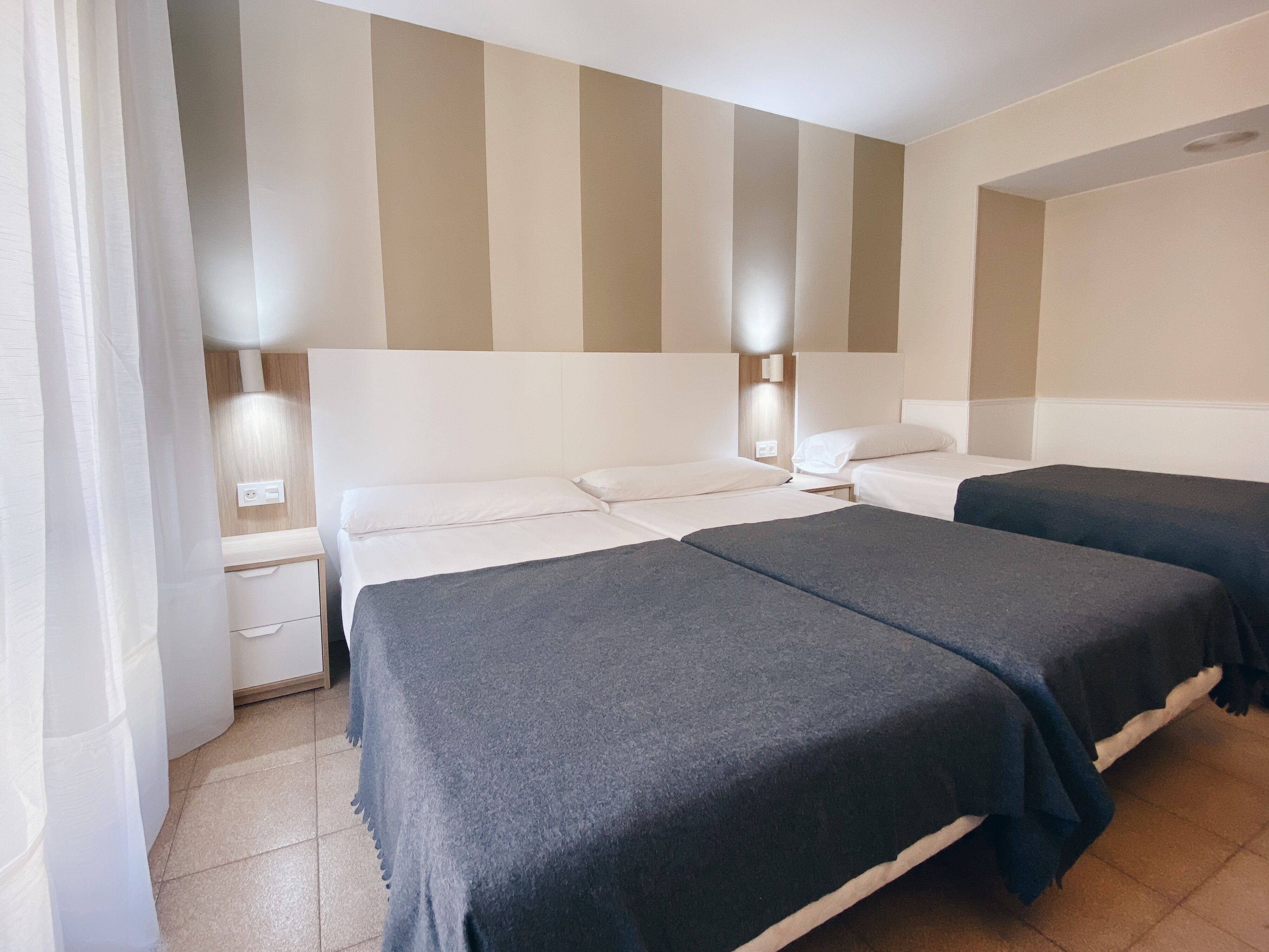 Standaard driepersoonskamer | 1 slaapkamer, pillowtop-bedden, een bureau, geluiddichte muren