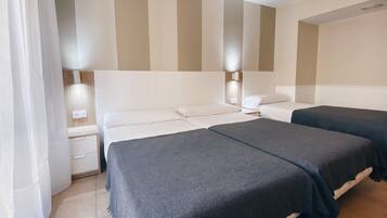 Standaard driepersoonskamer | 1 slaapkamer, pillowtop-bedden, een bureau, geluiddichte muren