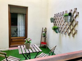 Habitación estándar con 1 cama doble o 2 individuales | Terraza o patio