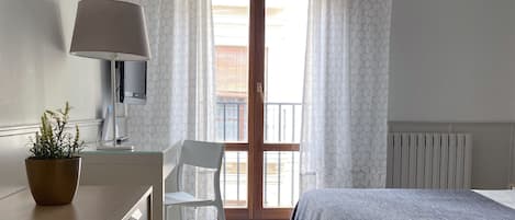 1 bilik tidur, tilam berlapik, meja, kalis bunyi