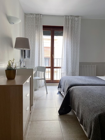 1 bedroom, pillowtop beds, desk, soundproofing