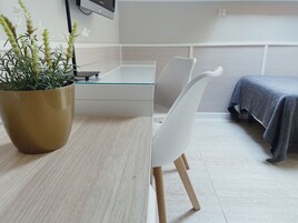 Habitación estándar con 1 cama doble o 2 individuales | Zona de estar | Una televisión de pantalla plana