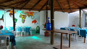 Breakfast area - Hostal La Gran Tortuga (Puerto Villamil)