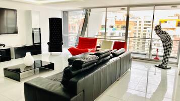 ํจ๋ฐ๋ฆฌ ์ํํธ, ์นจ์ค 3๊ฐ, ์ฃผ๋ฐฉ, ์๋ด ์ ๋ง | ๊ฑฐ์ค ๊ณต๊ฐ | ์ผ์ด๋ธ ์ฑ๋ ์์ฒญ์ด ๊ฐ๋ฅํ 32์ธ์น ํ๋ฉด TV, TV, DVD ํ๋ ์ด์ด