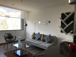 32-inch flat-screen TV with cable channels, TV, DVD player - Bluezone Apartments (Quito)