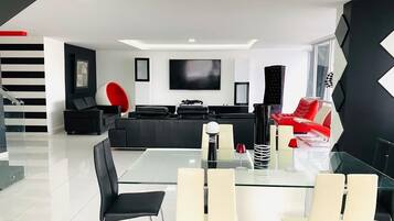 ์ผ์ด๋ธ ์ฑ๋ ์์ฒญ์ด ๊ฐ๋ฅํ 32์ธ์น ํ๋ฉด TV, TV, DVD ํ๋ ์ด์ด