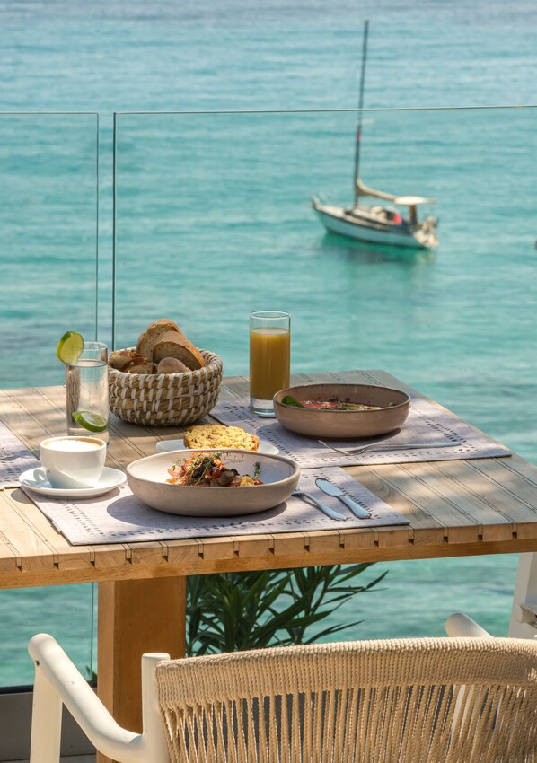 Breakfast, lunch, dinner served; pool views - Erietta Aparthotel (Zakynthos)