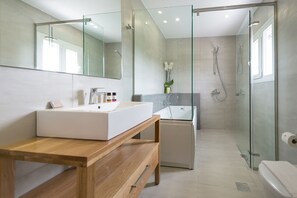 Duplex | Bathroom | Free toiletries, hair dryer, towels, soap - Erietta Aparthotel (Zakynthos)