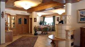 Un amplio salón con chimenea, armarios de madera y una mesa de comedor.