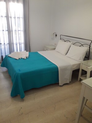 Romantisk rom, 1 dobbeltseng, balkong, bakgårdsutsikt | Sengetøy i egyptisk bomull, sengetøy av topp kvalitet og safe på rommet