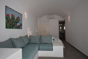 Kahden hengen superior-huone, 1 parisänky ja vuodesohva, terassi, merinäköala | Egyptinpuuvillaiset lakanat, ylelliset vuodevaatteet