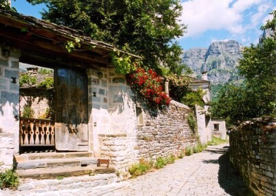 Saxonis Houses