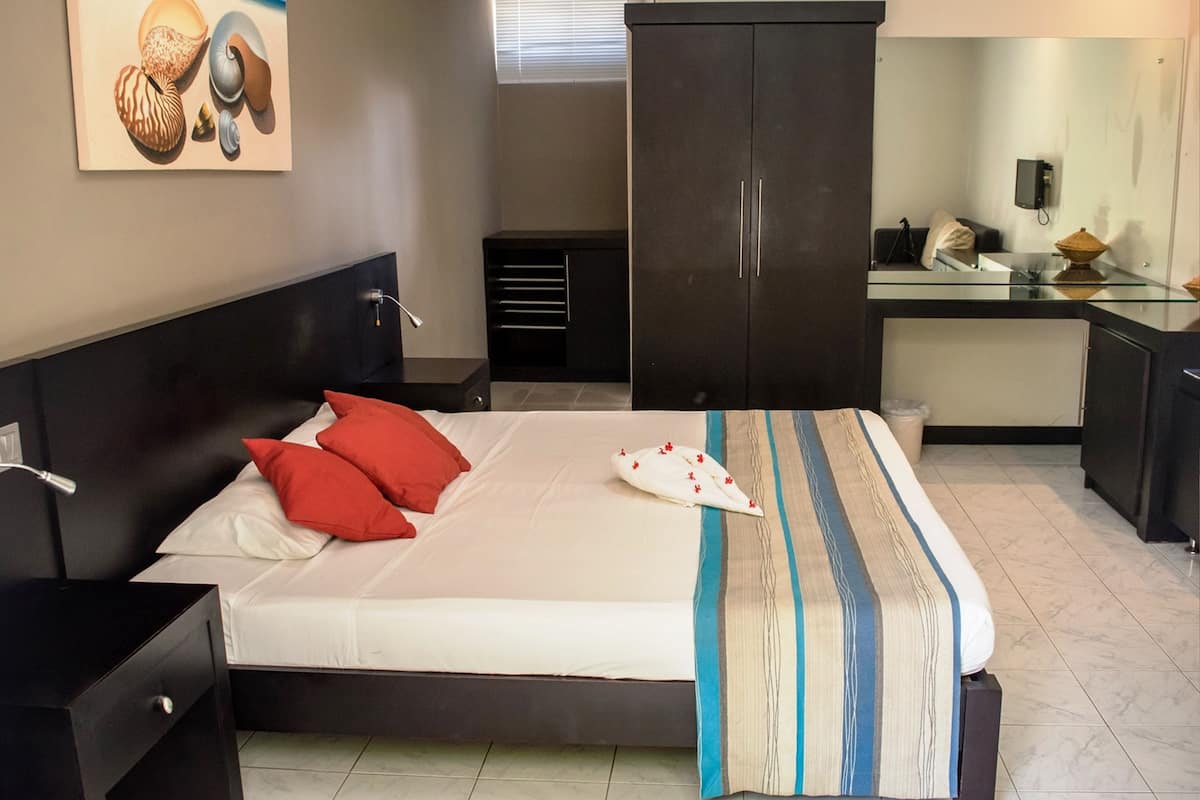 Familie suite, 2 slaapkamers | Een minibar, een kluis op de kamer, een bureau, verduisterende gordijnen