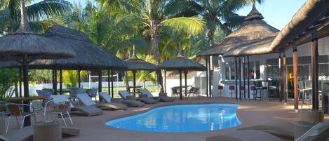 Außenpool, Sonnenschirme, Liegestühle