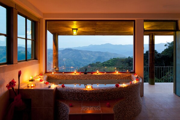 Royal suite, 1 kingsize bed (Adults only) | Luxe beddengoed, bedden met traagschuimmatrassen