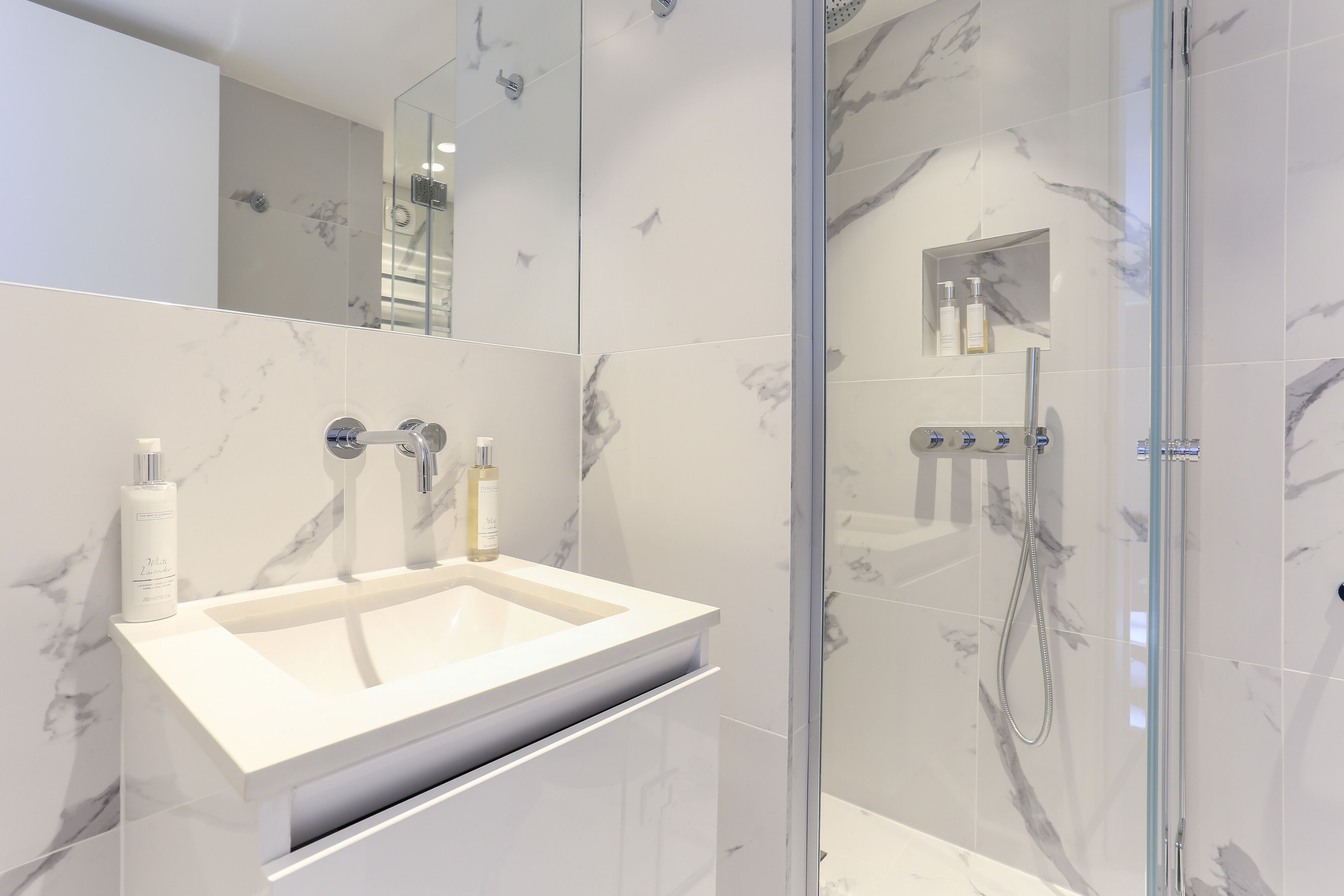 Standard Studio Apartment | Badeværelse | Bruser, brusehoved med spredningseffekt, gratis toiletartikler